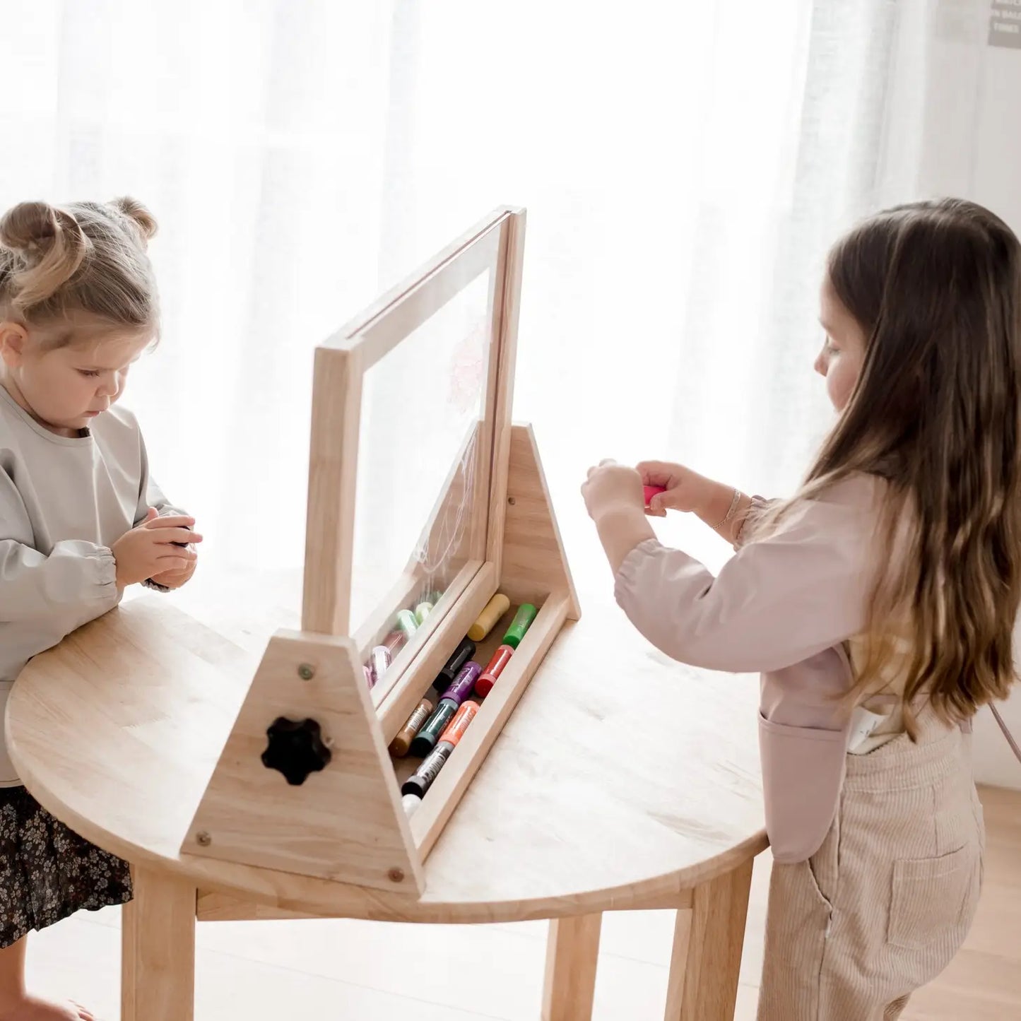 Qtoys 4 in 1 table Easel