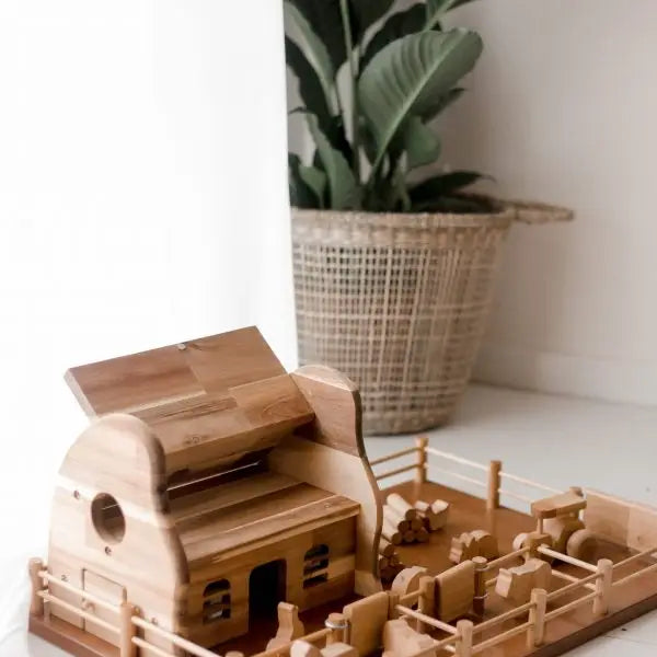 Qtoys Wooden Farm Barn