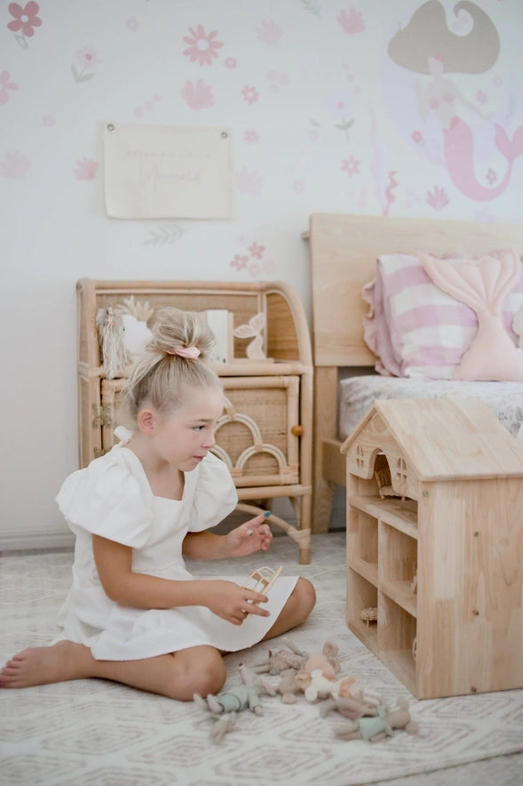 Qtoys Classic Wooden Dollhouse