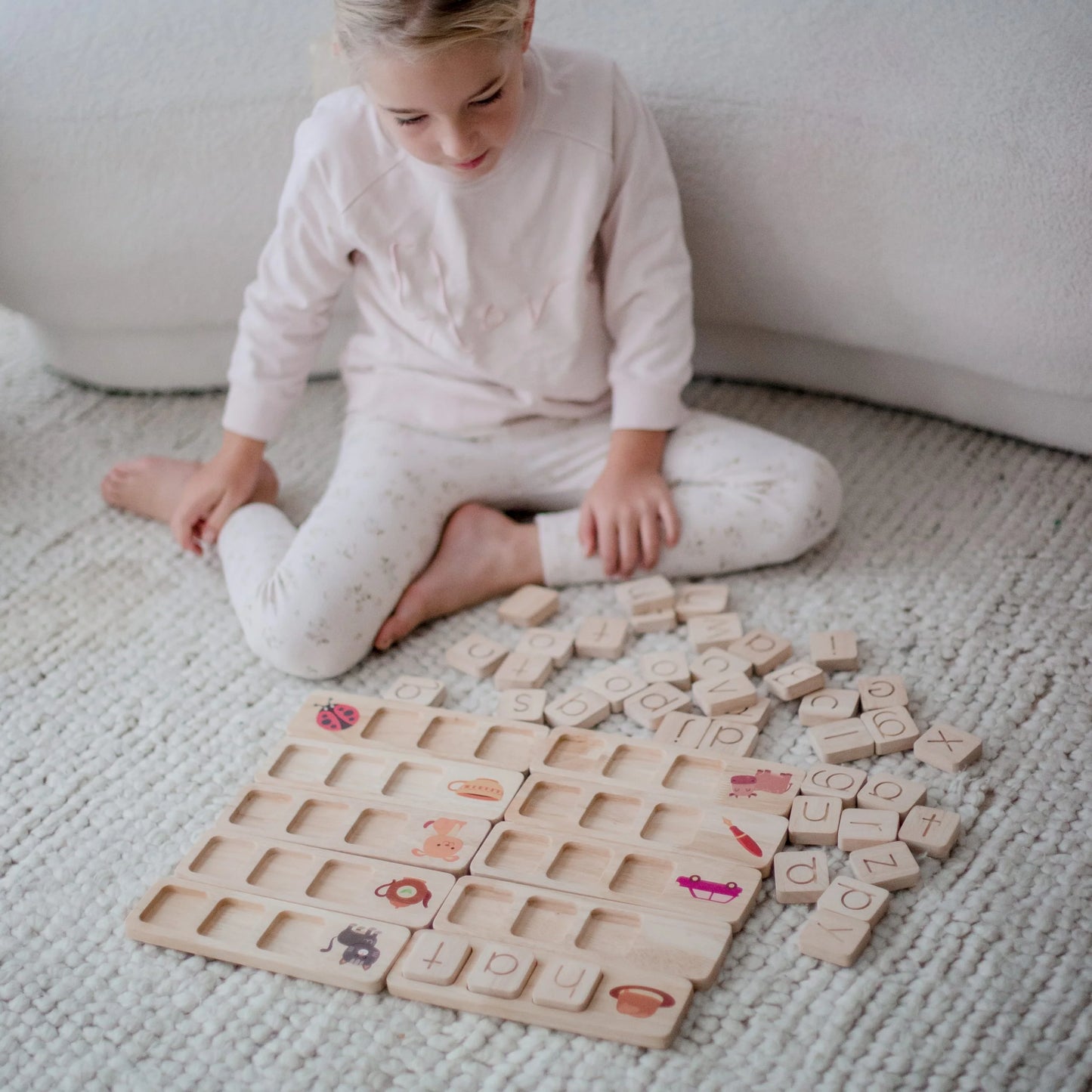 Qtoys Wooden Picture Word Board